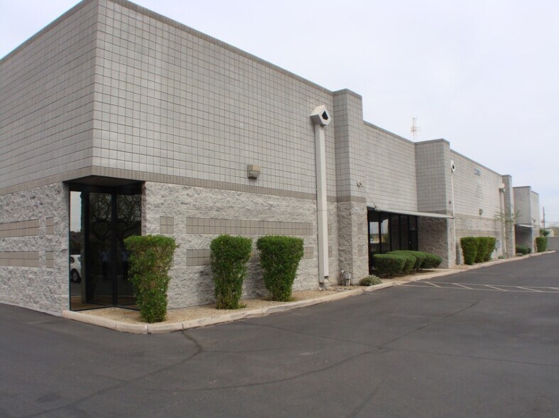 2730 E Jones Ave, Phoenix, AZ à louer - Photo de l’immeuble – Image 2 sur 4