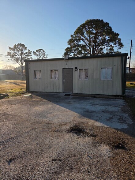 8222 N Highway 146, Baytown, TX à louer - Photo de l’immeuble – Image 3 sur 4