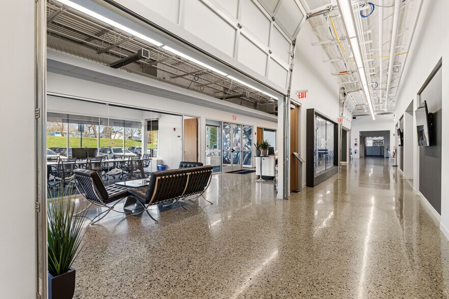 40000 Grand River Ave, Novi, MI à louer - Photo de l’immeuble – Image 3 sur 17