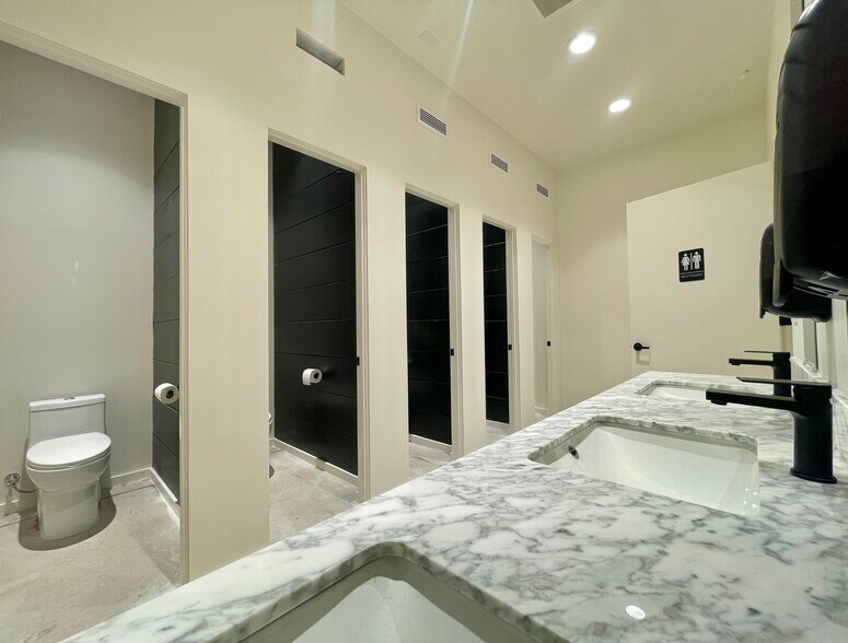 2130-2220 Livingston St, Oakland, CA à louer - Photo de l’immeuble – Image 3 sur 10