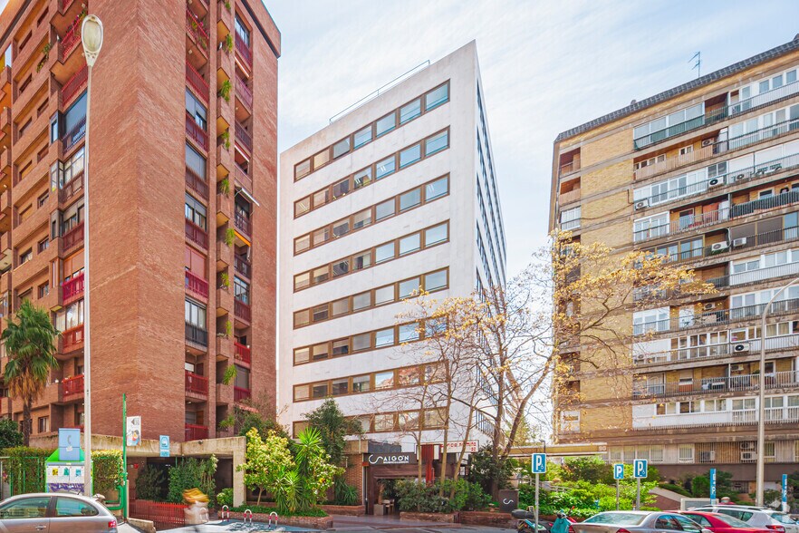 Calle de la Infanta Mercedes, 90, Madrid, Madrid à louer - Photo de l’immeuble – Image 3 sur 6