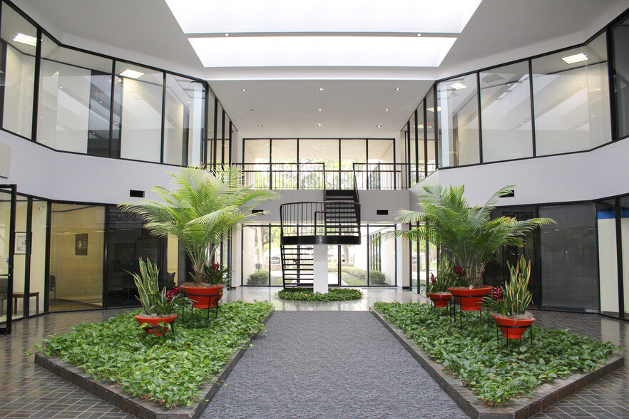 2950 S Gessner Rd, Houston, TX à louer - Photo intérieure – Image 2 sur 8