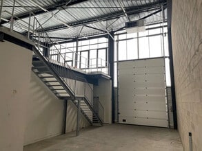 Local d’activités dans Le Coudray-Montceaux à louer Photo intérieure– Image 2 sur 3