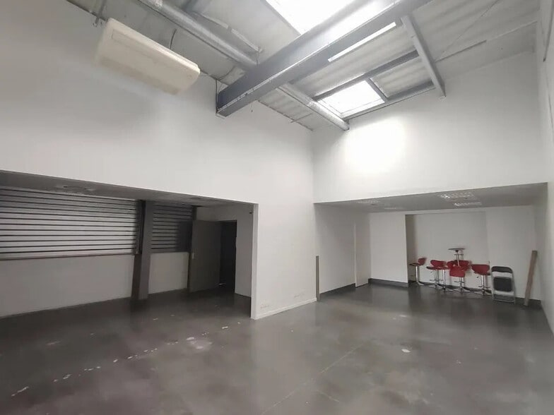 Local commercial dans Bourgoin-Jallieu à louer - Photo de l’immeuble – Image 3 sur 5