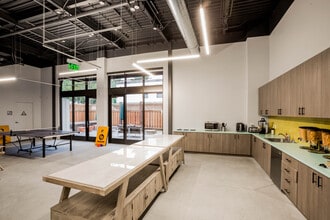 2114-2116 Broadway St, Redwood City, CA à louer Photo intérieure– Image 1 sur 10