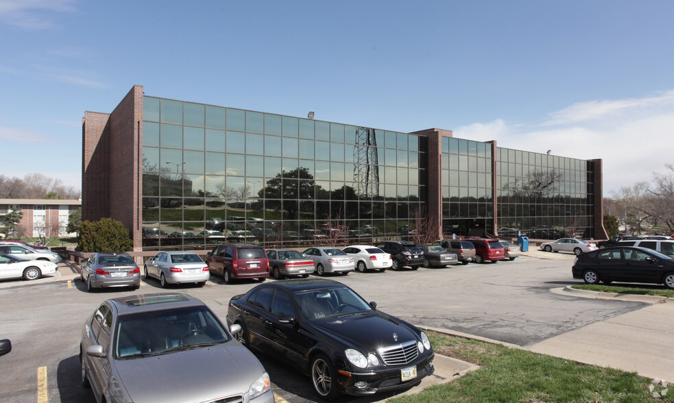 770 N Cotner Blvd, Lincoln, NE à louer - Photo de l’immeuble – Image 2 sur 4