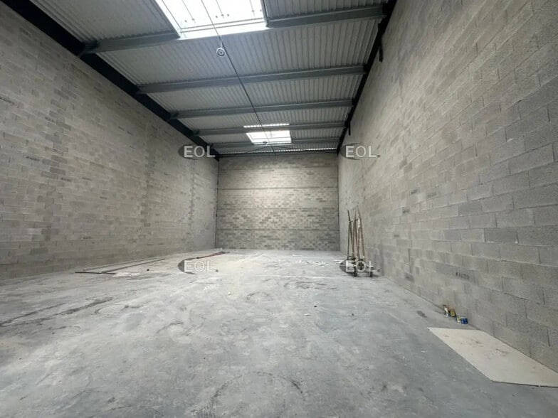 Local d’activités dans Rousset à louer - Photo intérieure – Image 2 sur 10