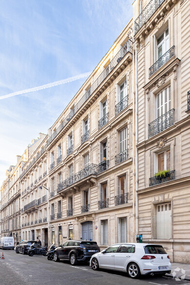 19 Rue De Marignan, Paris à louer - Photo de l’immeuble – Image 2 sur 4