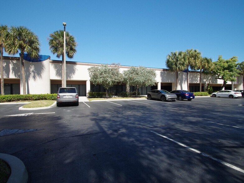 1525 NW 3rd St, Deerfield Beach, FL à louer - Photo de l’immeuble – Image 2 sur 18
