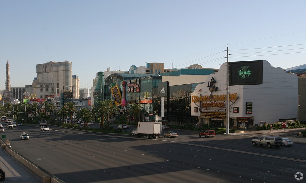 3785 S Las Vegas Blvd, Las Vegas, NV à louer - Photo de l’immeuble – Image 2 sur 9