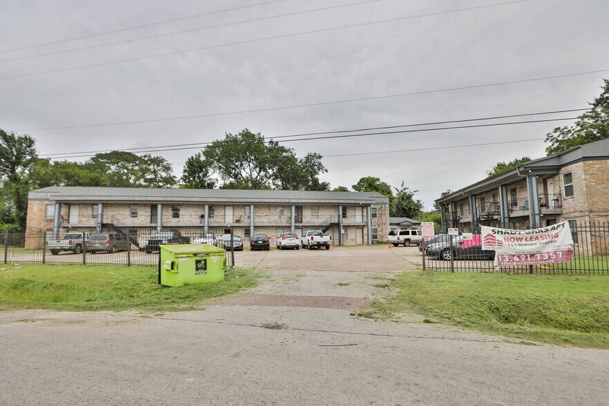8210 Shady Dr, Houston, TX à vendre - Photo de l’immeuble – Image 1 sur 26