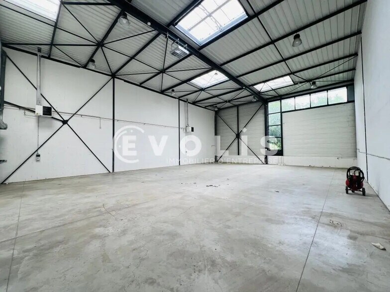 Local d’activités dans Montévrain à louer - Photo de l’immeuble – Image 3 sur 7