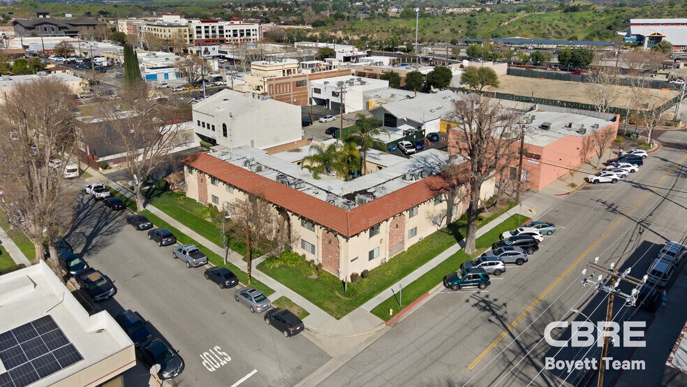 24308 Walnut St, Newhall, CA à vendre - Photo de l’immeuble – Image 1 sur 19