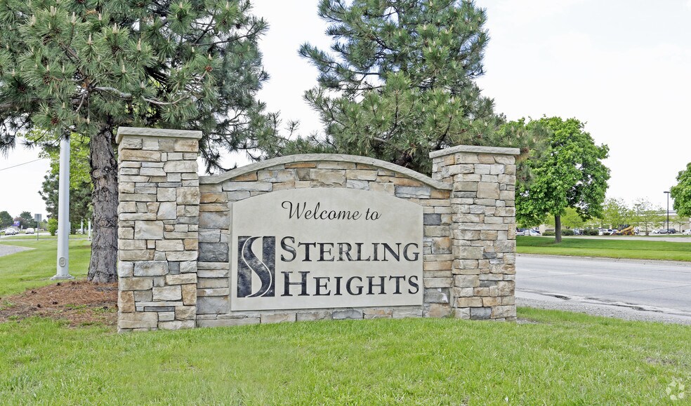 12800 Hall Rd, Sterling Heights, MI à vendre - Photo de l’immeuble – Image 2 sur 10