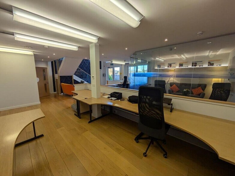 Douglas Dr, Godalming à vendre - Photo de l’immeuble – Image 3 sur 8