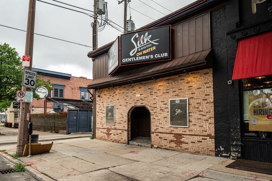 144 E Juneau Ave, Milwaukee, WI à vendre - Photo de l’immeuble – Image 1 sur 10