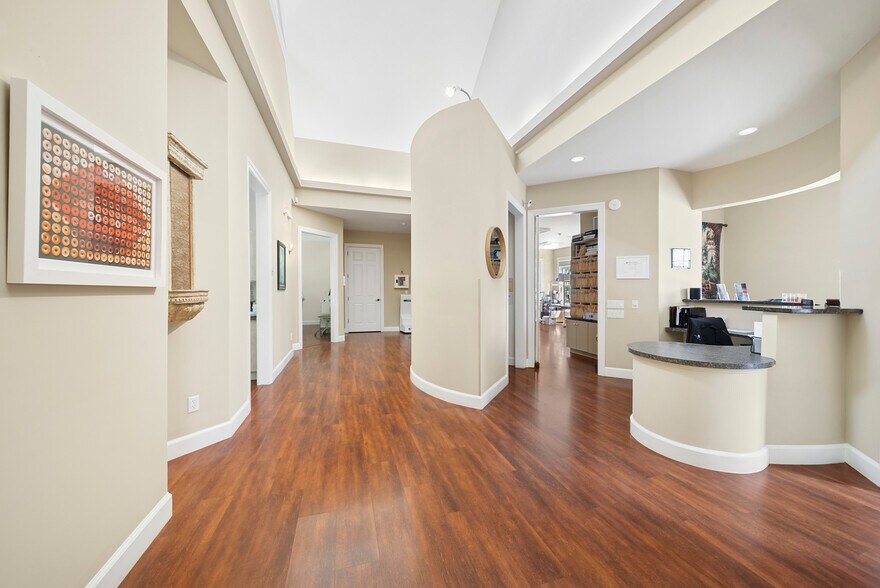 16 Old Riverhead Rd, Westhampton Beach, NY à louer - Photo de l’immeuble – Image 3 sur 11