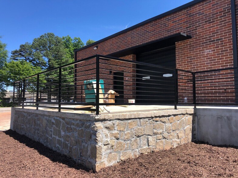 250 Laredo Dr, Decatur, GA à louer - Photo de l’immeuble – Image 2 sur 4