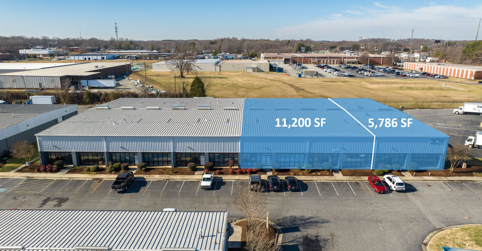 209 Creek Ridge Rd, Greensboro, NC à louer - Photo de l’immeuble – Image 1 sur 6