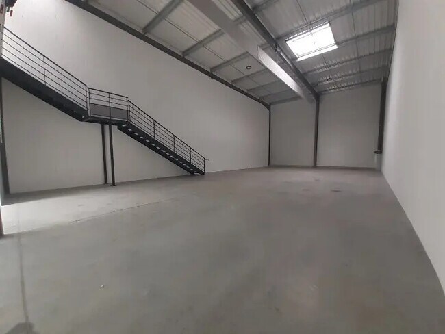 Plus de détails pour Local d'activités à louer