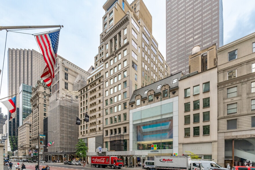 681 Fifth Ave, New York, NY à louer - Photo principale – Image 1 sur 15