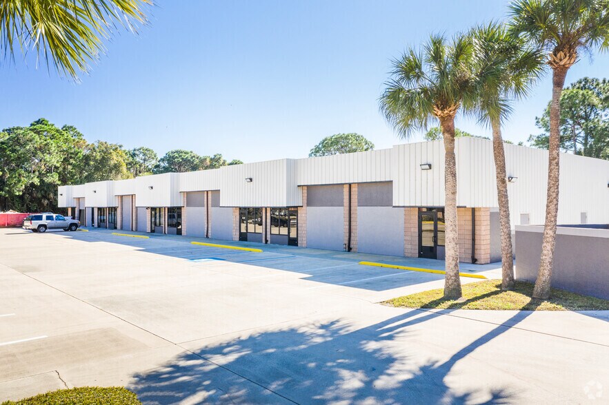 1535 N Cogswell St, Rockledge, FL à louer - Photo de l’immeuble – Image 3 sur 54
