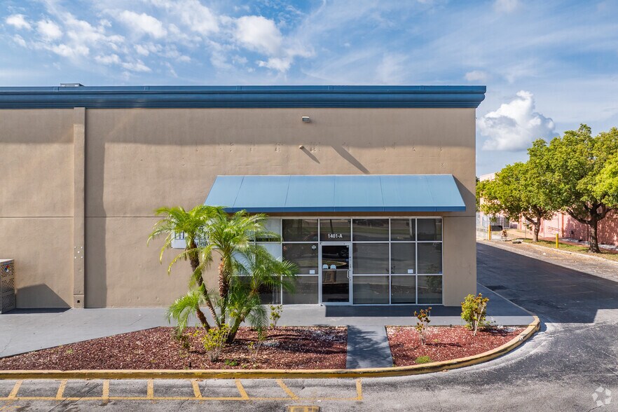 1401 E Fowler Ave, Tampa, FL à louer - Photo de l’immeuble – Image 3 sur 13
