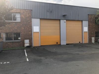 Local d’activités dans Le Bourget à louer - Photo de l’immeuble – Image 2 sur 35