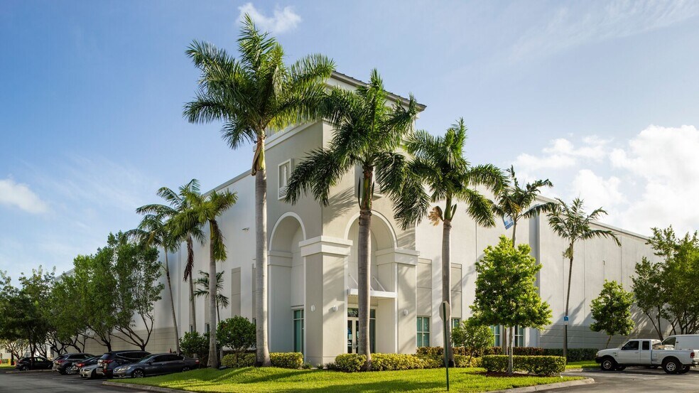 12200 NW 25th St, Miami, FL à louer - Photo de l’immeuble – Image 3 sur 17