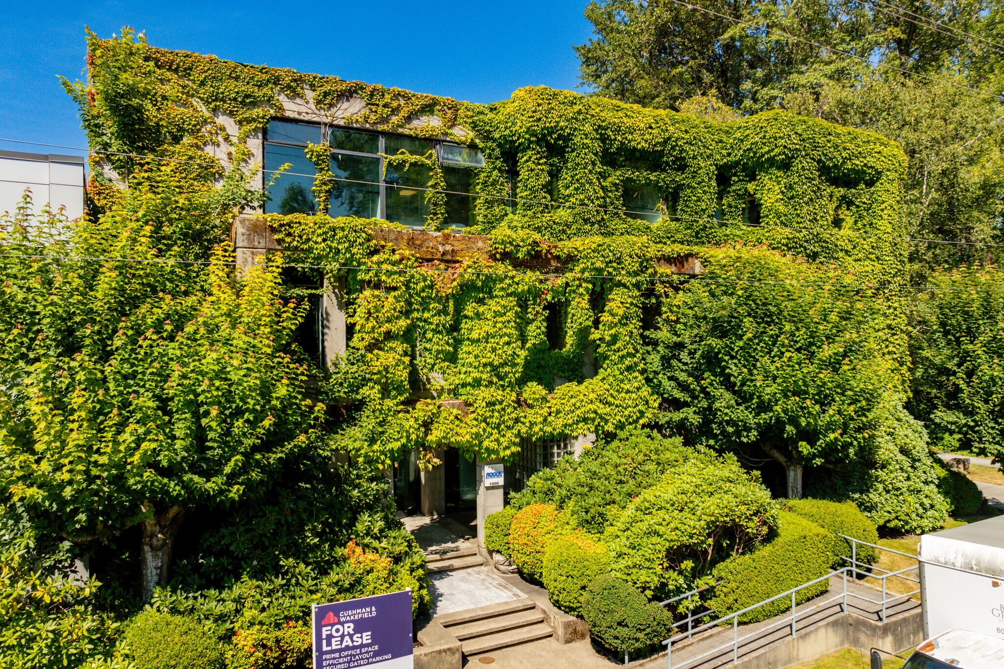 1000 3rd St, North Vancouver District, BC à louer Photo principale– Image 1 sur 5