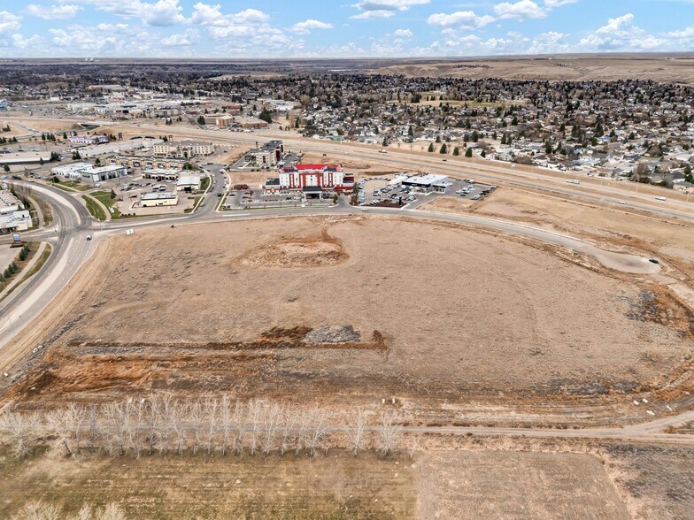 3010 Strachan Rd SE, Medicine Hat, AB à louer - Photo de l’immeuble – Image 3 sur 4