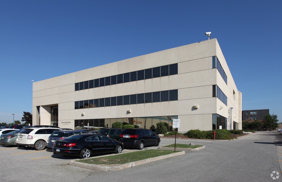 698 Lawrence Ave W, Toronto, ON à louer - Photo de l’immeuble – Image 3 sur 10