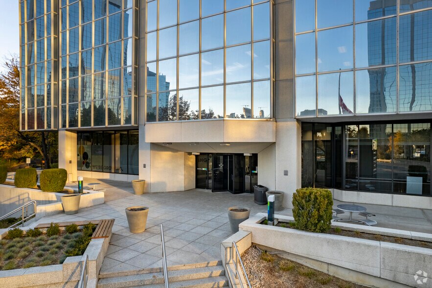 3 Robert Speck Pky, Mississauga, ON à louer - Photo de l’immeuble – Image 3 sur 4