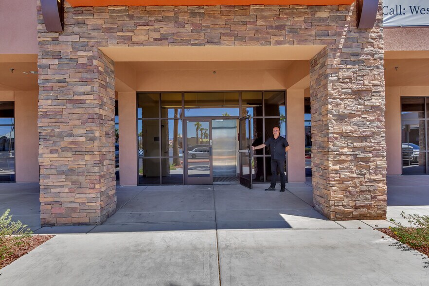 178 N Pecos Rd, Henderson, NV à louer - Photo de l’immeuble – Image 3 sur 41
