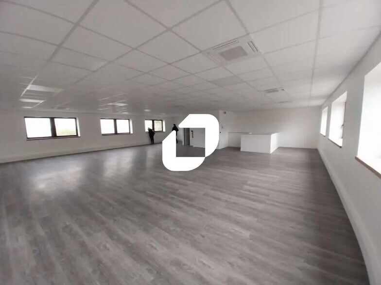 Local d’activités dans SAINT-OUEN-L'AUMONE à louer - Photo intérieure – Image 2 sur 10