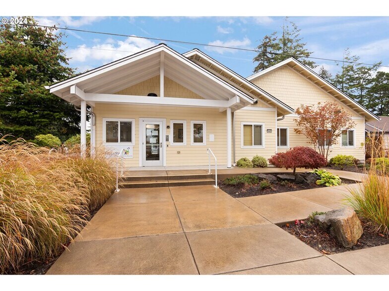 1445 8th St, Florence, OR à vendre - Photo principale – Image 1 sur 17