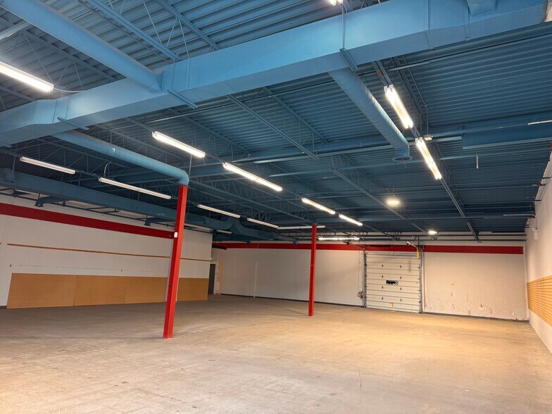 366 N Front St, Belleville, ON à louer - Photo de l’immeuble – Image 3 sur 5