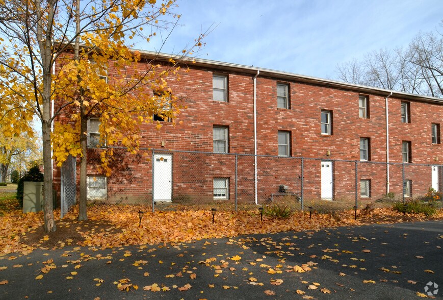 131-155 River St, West Springfield, MA à vendre - Photo de l’immeuble – Image 2 sur 23