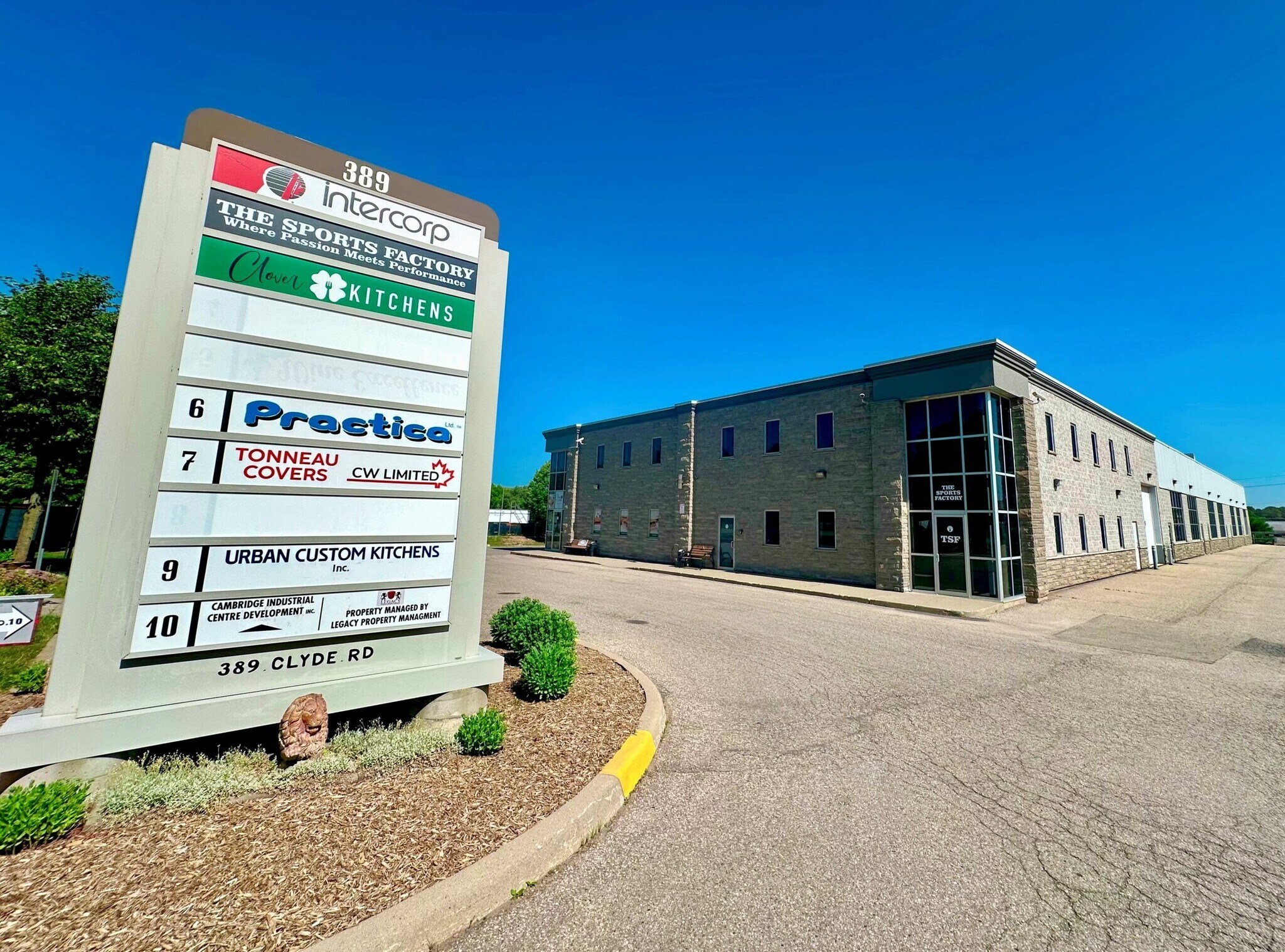 389 Clyde Rd, Cambridge, ON à louer Photo principale– Image 1 sur 5