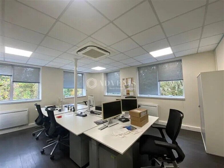 Bureau dans Voisins-le-Bretonneux à louer - Photo de l’immeuble – Image 1 sur 5