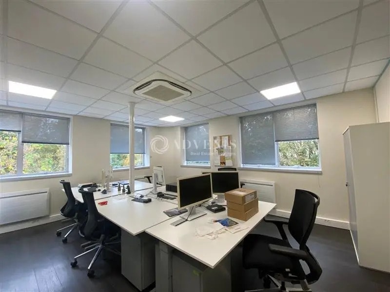 Bureau dans Voisins-le-Bretonneux à louer Photo de l’immeuble– Image 1 sur 6