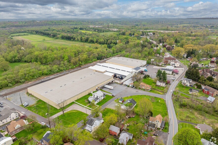 18 Railroad Rd - 1155 Main St portefeuille de 2 biens à vendre sur LoopNet.fr - Photo de l’immeuble – Image 2 sur 5