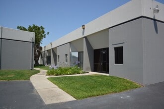 1126-1140 E Chestnut Ave, Santa Ana, CA à louer Photo de l’immeuble– Image 2 sur 12