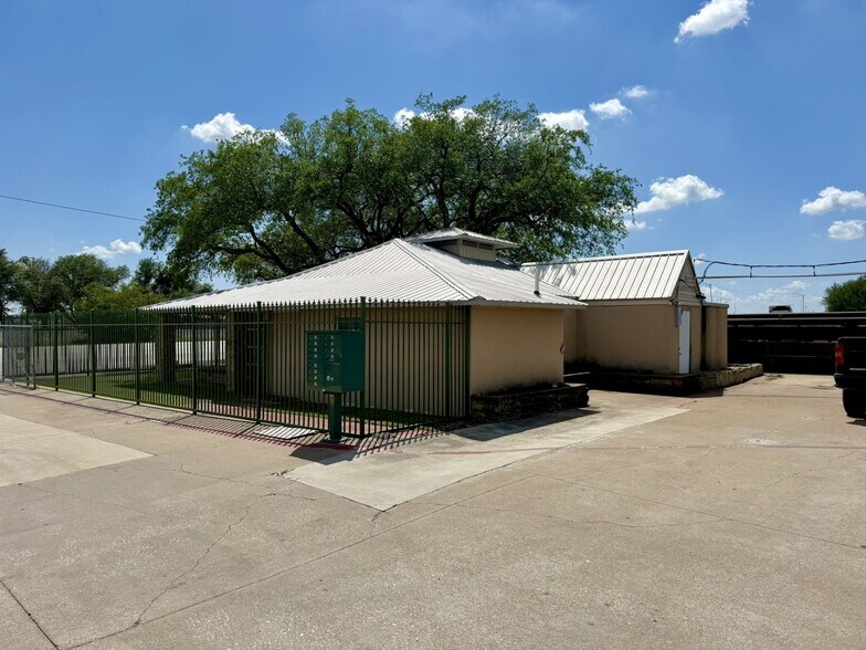 2448 W Main St, Grand Prairie, TX à louer - Photo de l’immeuble – Image 2 sur 9