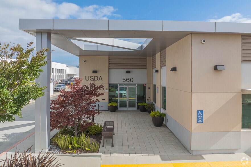 560 Eccles Ave, South San Francisco, CA à vendre - Photo de l’immeuble – Image 3 sur 10