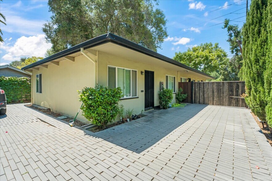 1751 Alma St, Palo Alto, CA à vendre - Photo de l’immeuble – Image 2 sur 5