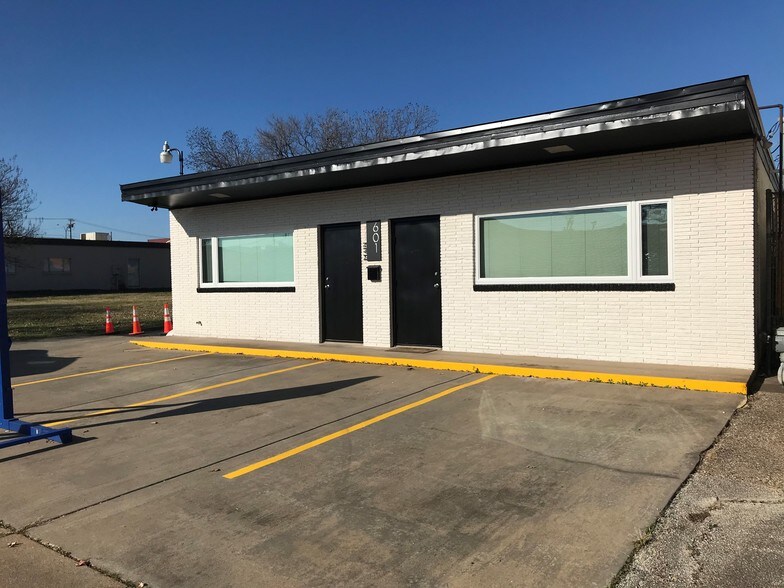 601 W Main St, Arlington, TX à vendre - Photo de l’immeuble – Image 2 sur 17