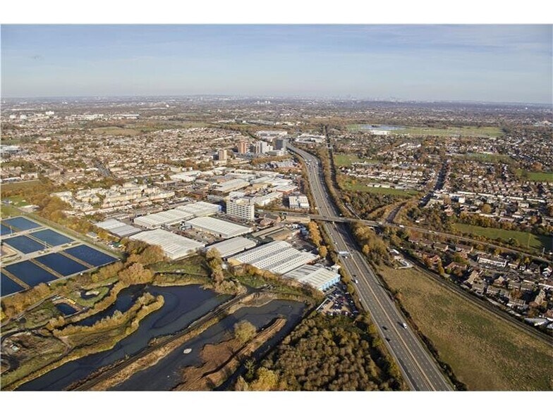 Dolphin Rd W, Sunbury On Thames à louer - Photo de l’immeuble – Image 2 sur 25