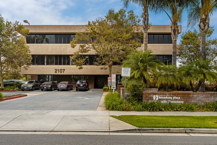 2107 N Broadway, Santa Ana, CA à vendre - Photo de l’immeuble – Image 2 sur 24