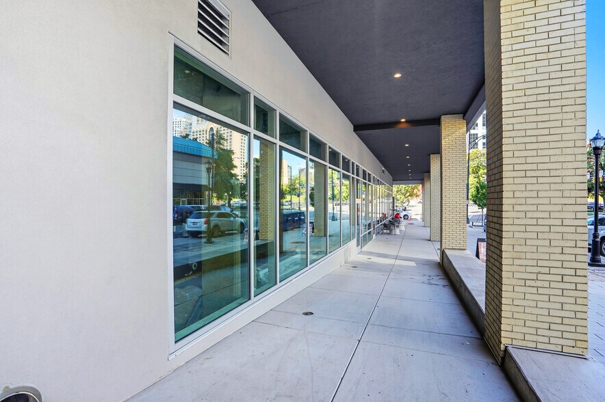 125 S Brevard St, Charlotte, NC à louer - Photo de l’immeuble – Image 3 sur 25